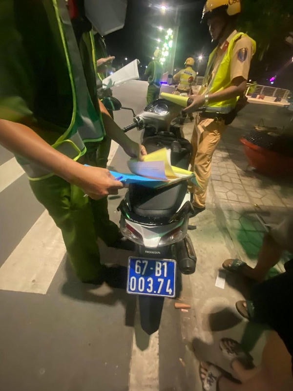 ảnh công an bắt xe 1