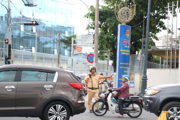 ảnh công an bắt xe (11)