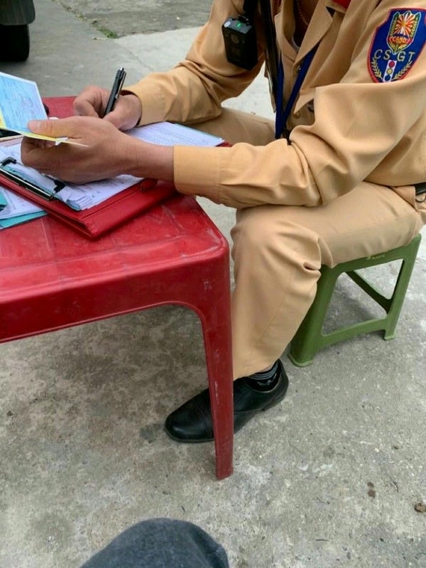 ảnh công an bắt xe 12