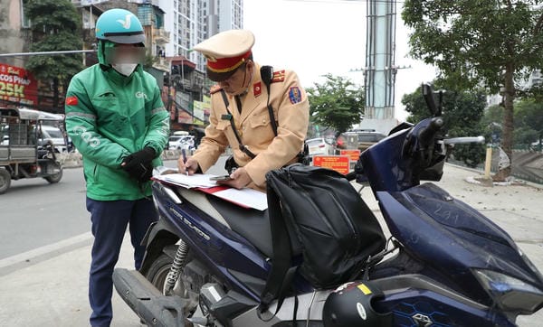 ảnh công an bắt xe (16)