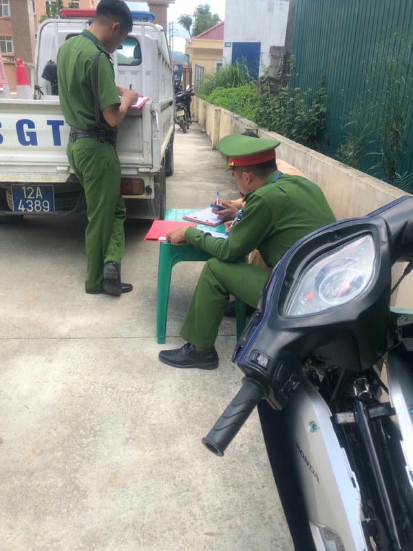 ảnh công an bắt xe 19