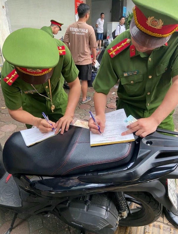 ảnh công an bắt xe 2