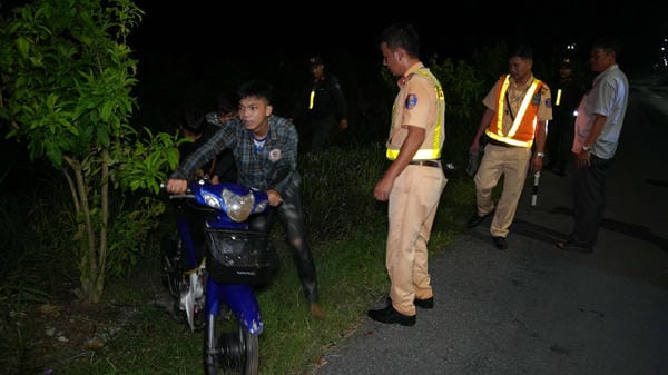 ảnh công an bắt xe (4)