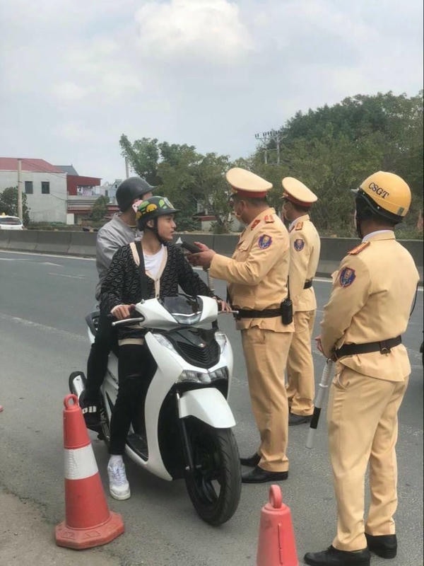 ảnh công an bắt xe 6