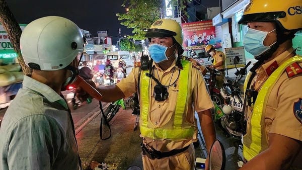 ảnh công an bắt xe (7)