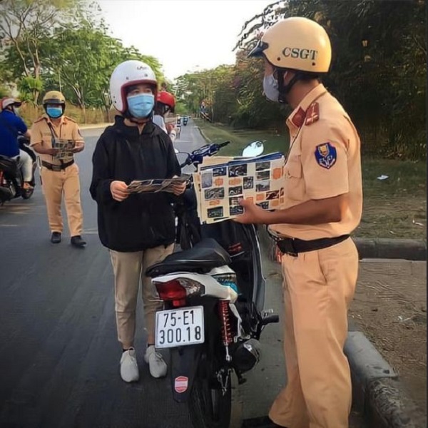 ảnh công an bắt xe 7