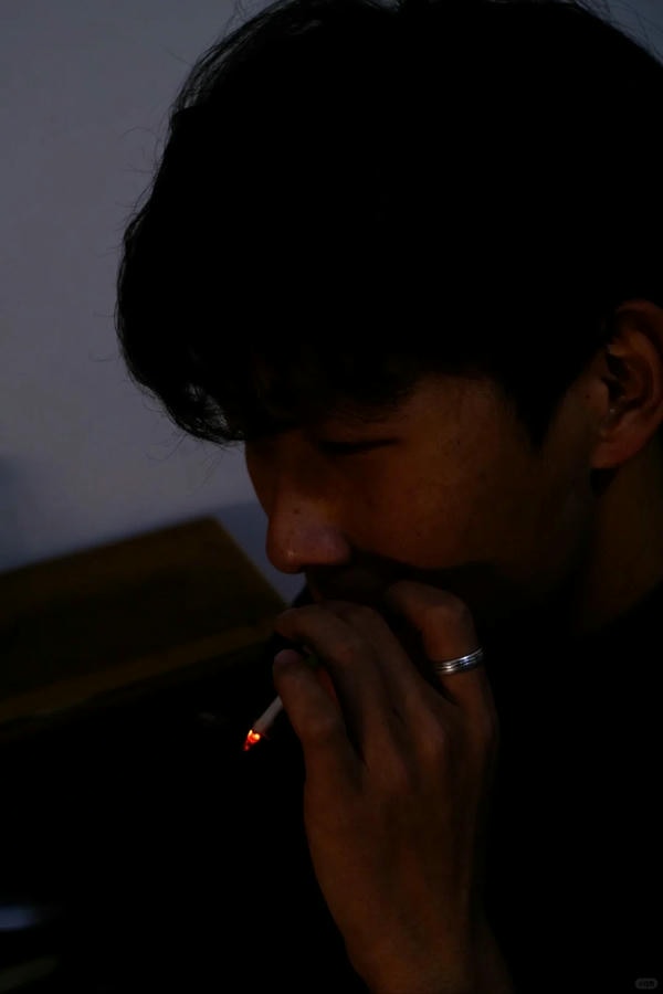 ảnh hút thuốc buồn 17