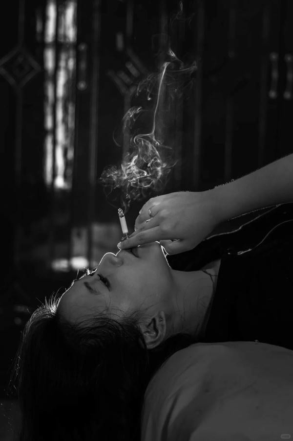 ảnh hút thuốc buồn 18