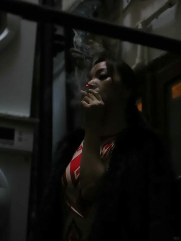 ảnh hút thuốc buồn 8