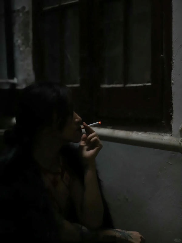 ảnh hút thuốc buồn 9