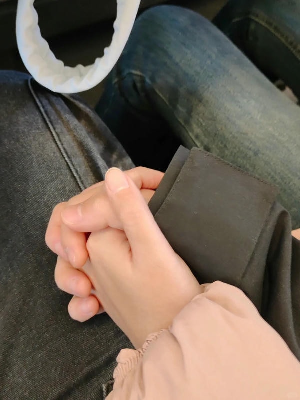 ảnh nắm tay người yêu 4