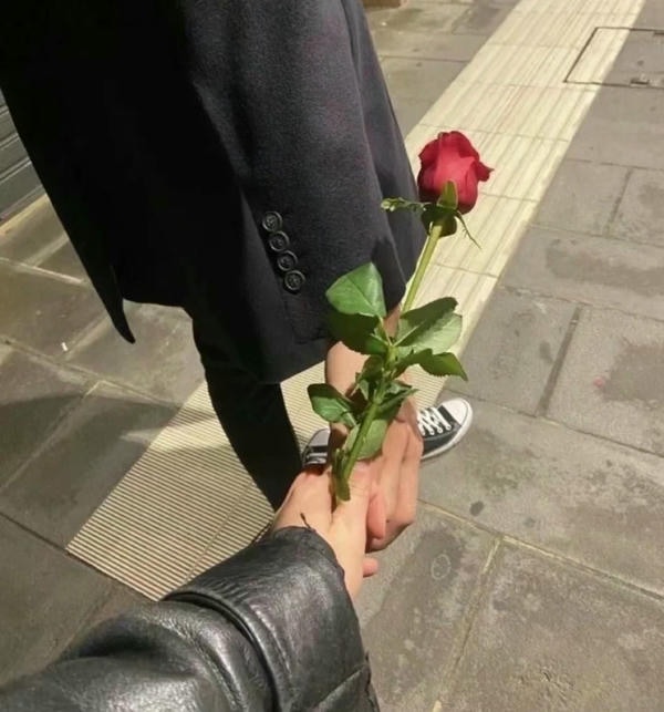 ảnh nắm tay người yêu 6