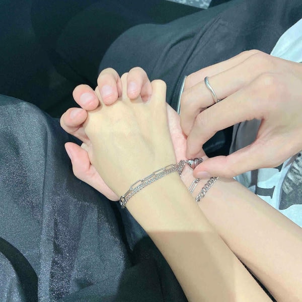 ảnh nắm tay nhau thật 13