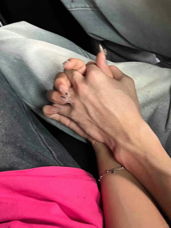 ảnh nắm tay nhau thật 15