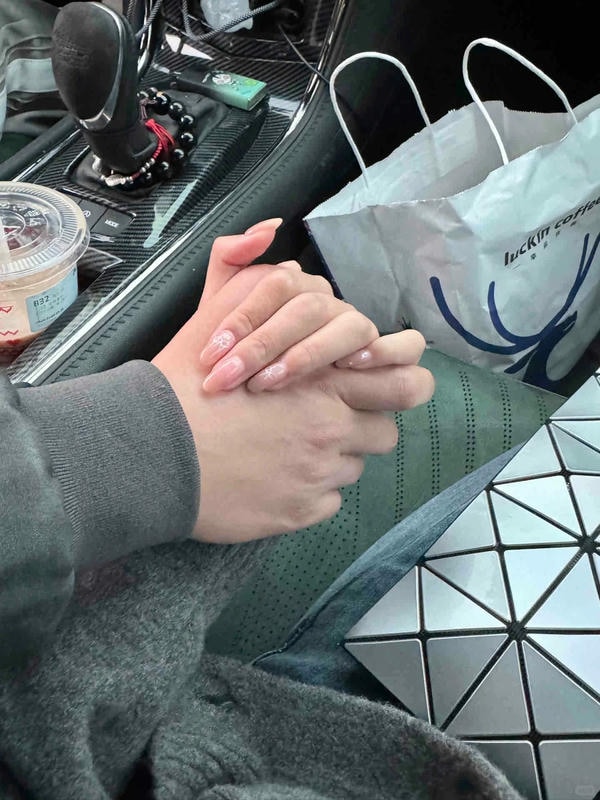 ảnh nắm tay nhau thật 18