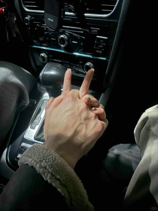 ảnh nắm tay nhau thật 19