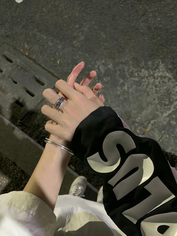 ảnh nắm tay nhau thật 2