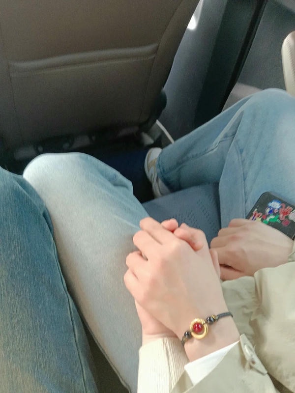 ảnh nắm tay nhau thật 23