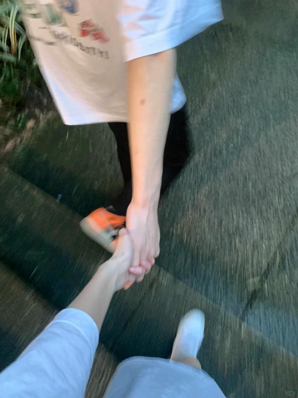 ảnh nắm tay nhau thật 3