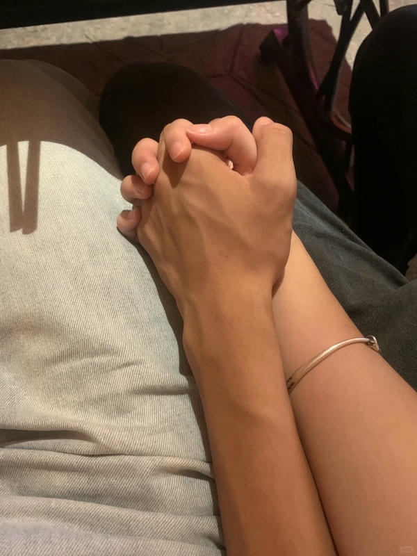 ảnh nắm tay nhau thật 6