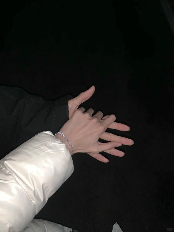 ảnh nắm tay nhau thật 8