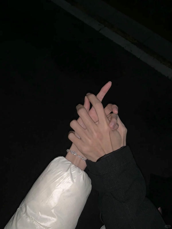 ảnh nắm tay nhau thật 9