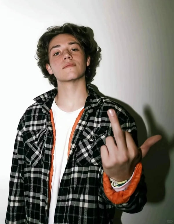 ảnh ngón giữa 12