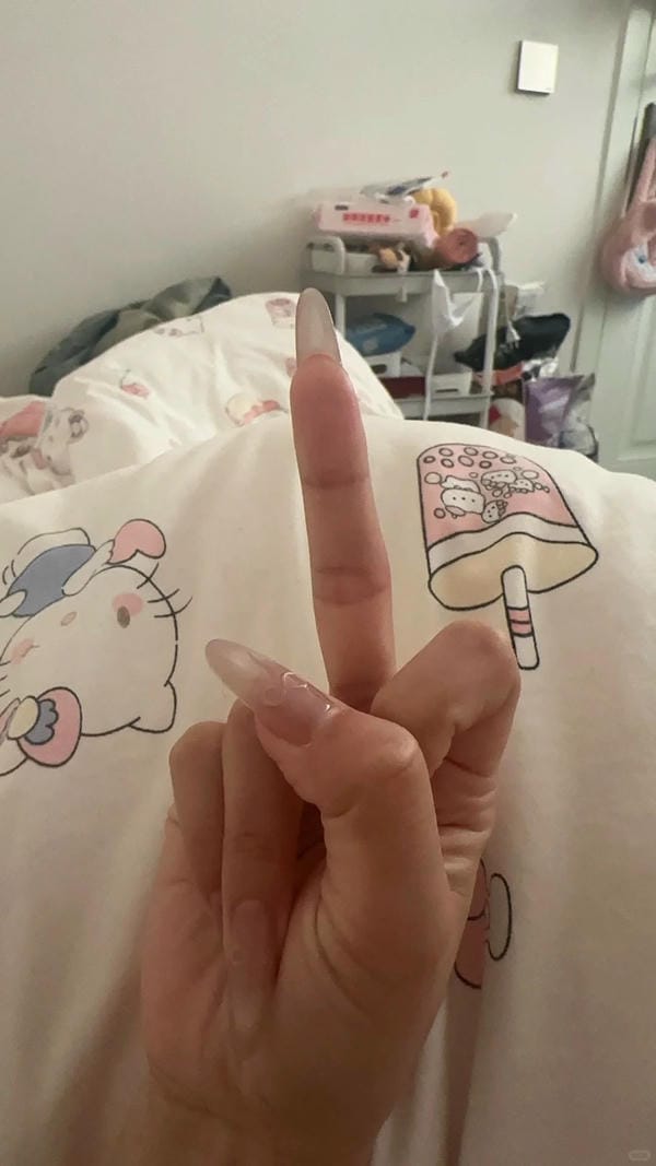 ảnh ngón giữa 18