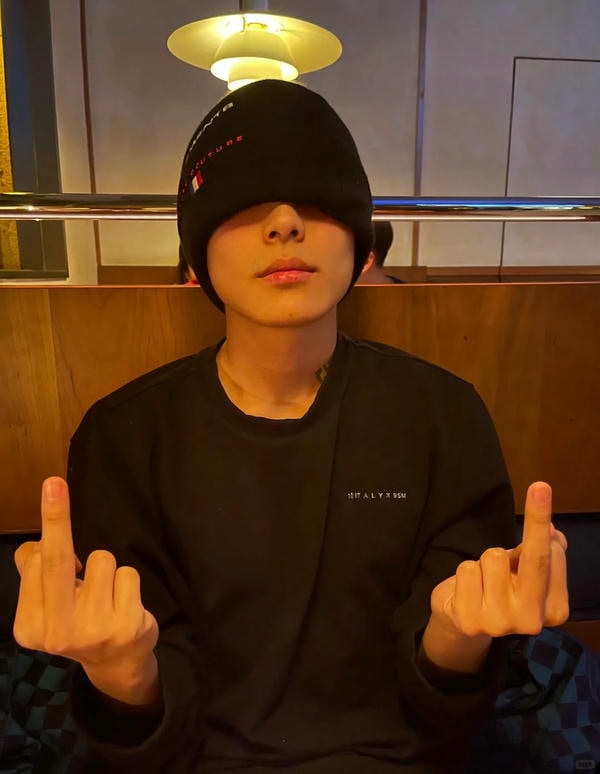 ảnh ngón giữa 2