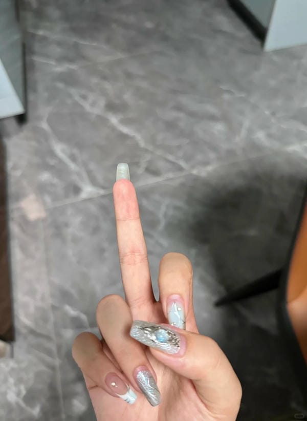 ảnh ngón giữa 8