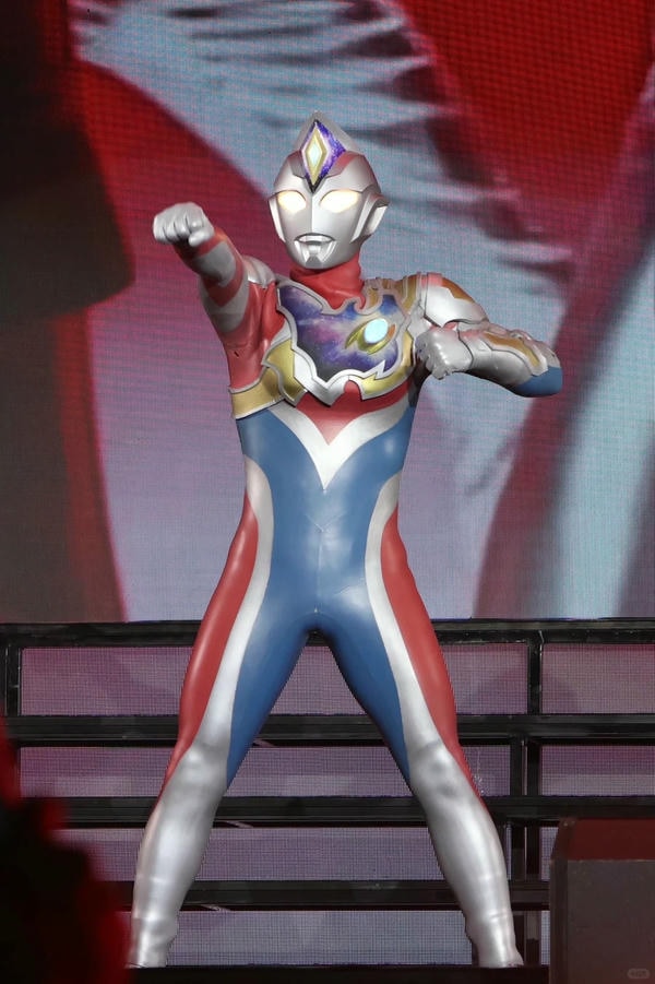 ảnh siêu nhân điện quang 17