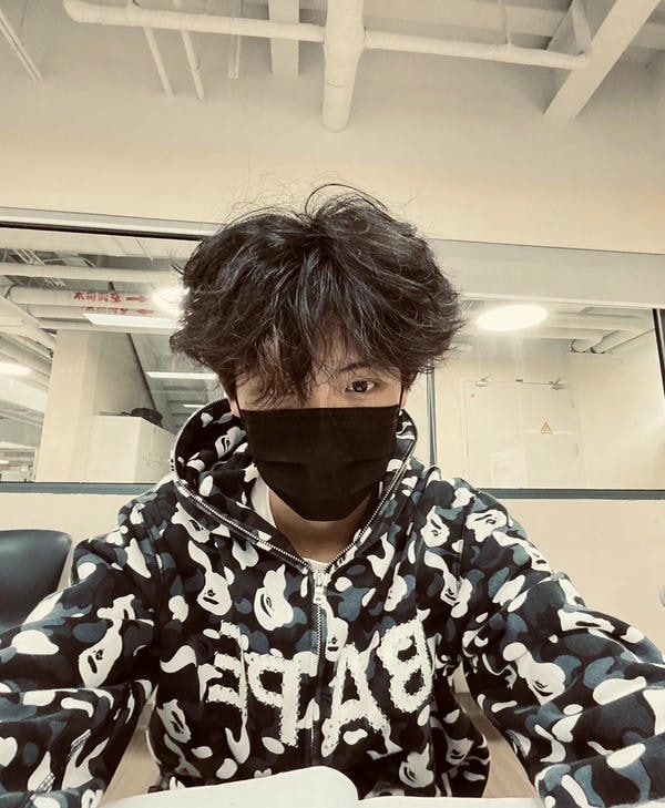 ảnh trai 2k8 đeo khẩu trang