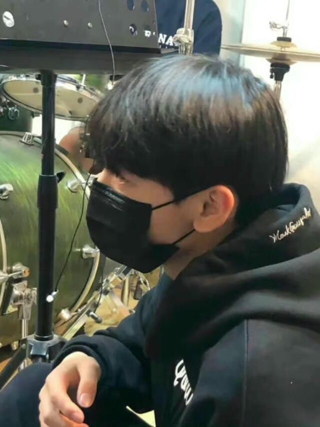 ảnh con trai đeo khẩu trang đen 36