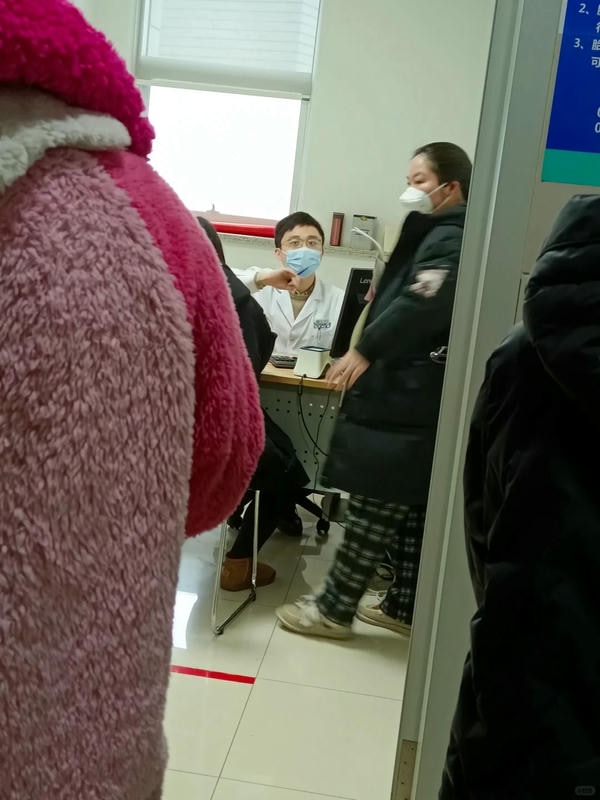 hình ảnh bác sĩ đang khám bệnh