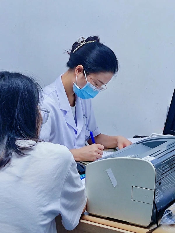 hình ảnh bác sĩ khám bệnh 16