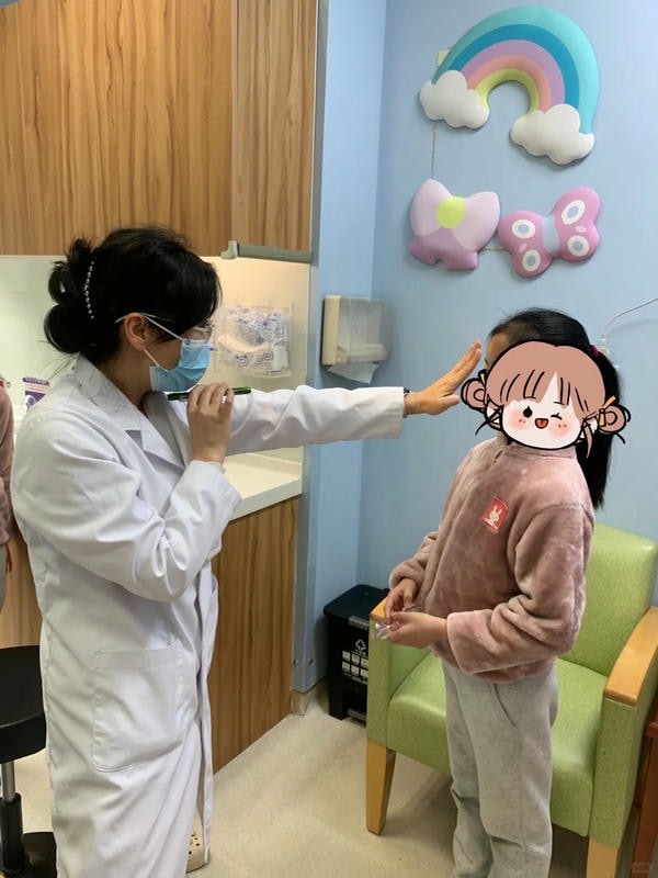 hình ảnh bác sĩ khám bệnh cho trẻ em