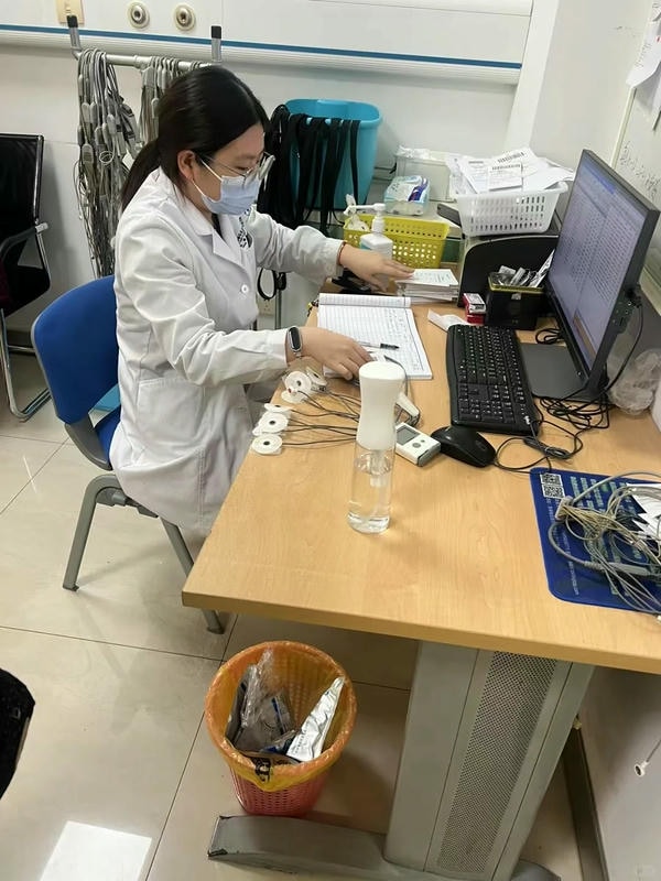 hình ảnh bác sĩ khám cho bệnh nhân