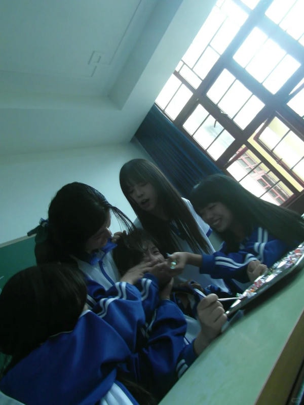 hình ảnh bạo lực học đường 30