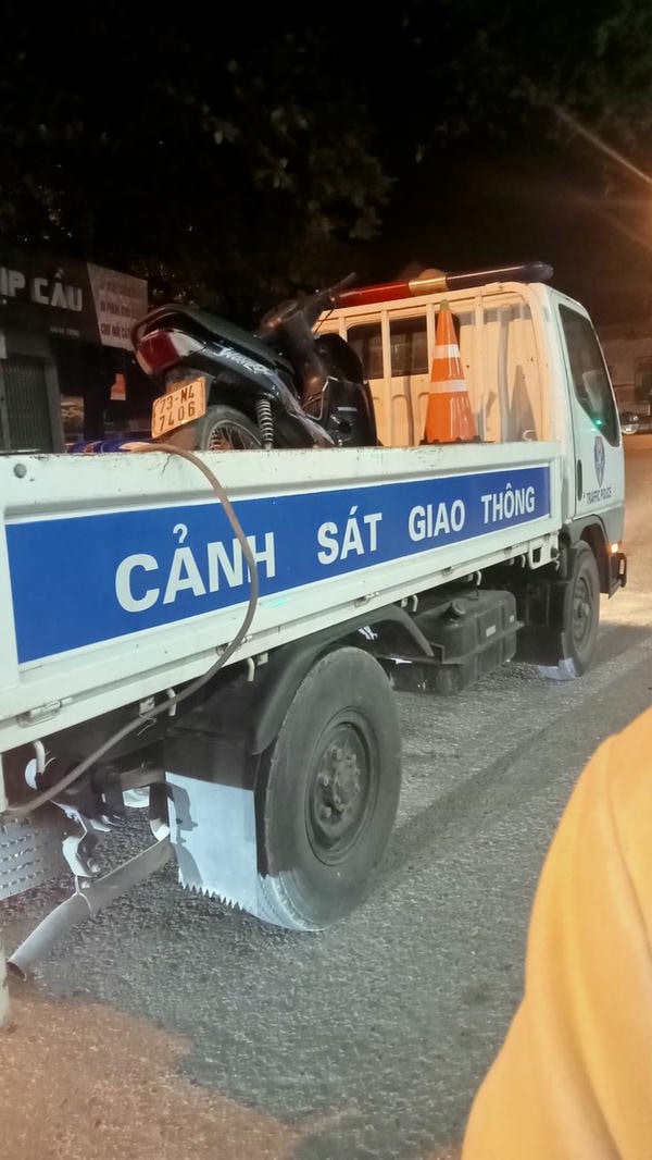 hình ảnh công an bắt xe