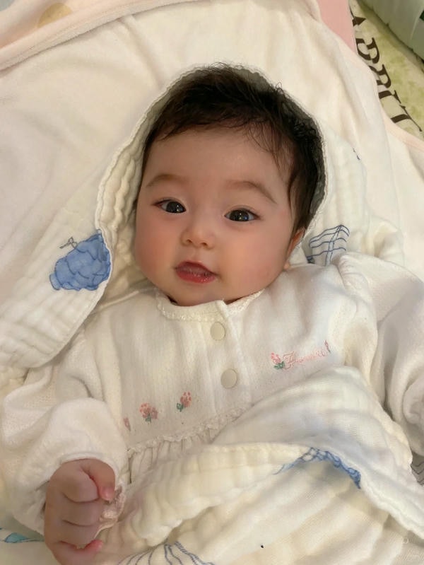 hình ảnh em bé gái sơ sinh dễ thương