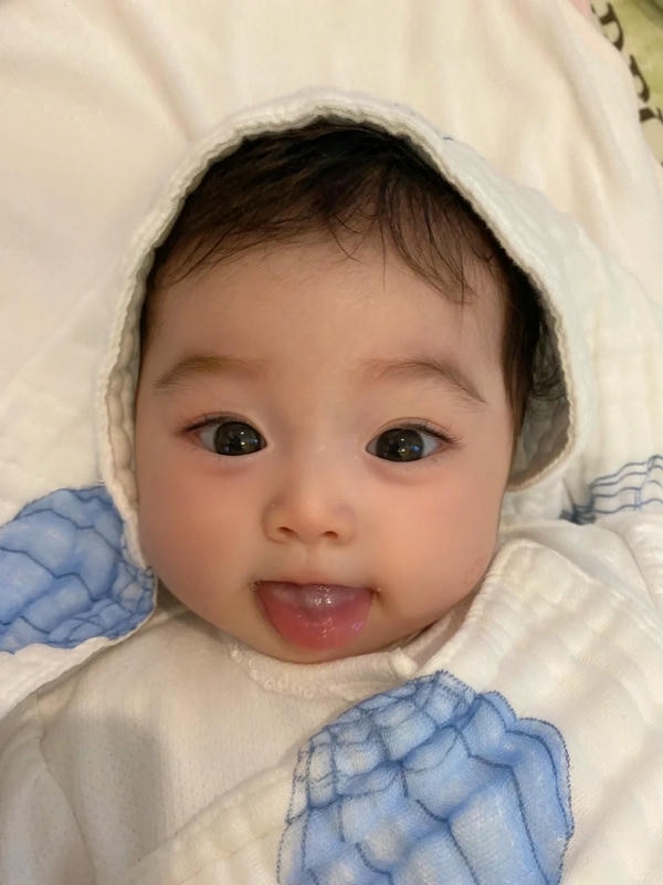 hình ảnh em bé sơ sinh dễ thương 10