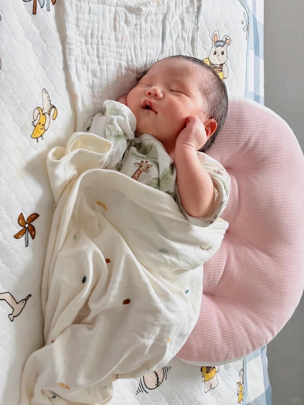 hình ảnh em bé sơ sinh dễ thương 11