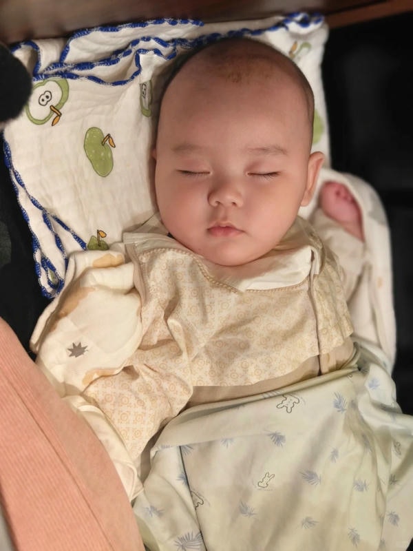 hình ảnh em bé sơ sinh dễ thương 13