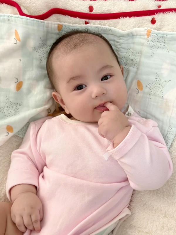 hình ảnh em bé sơ sinh dễ thương 16
