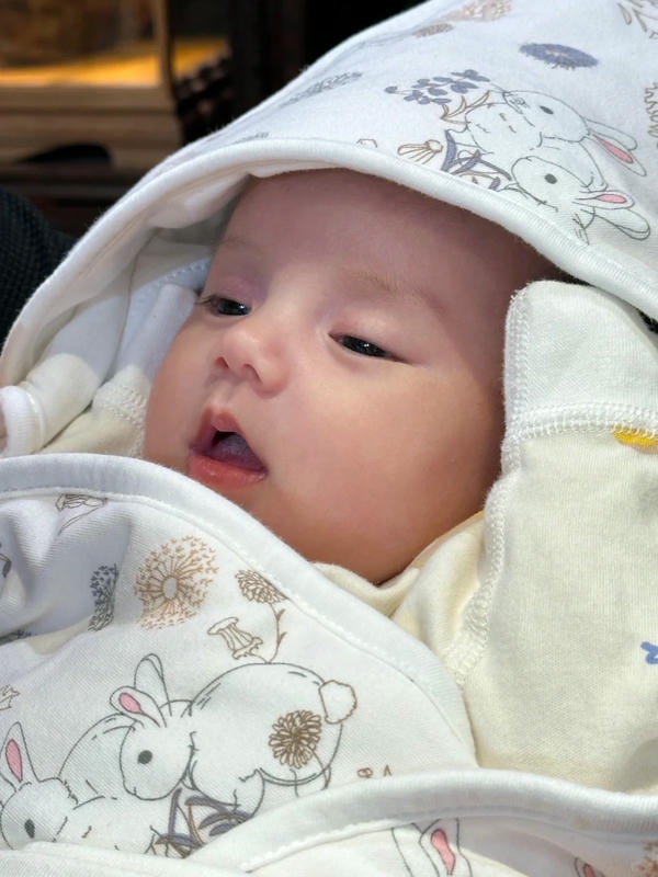 hình ảnh em bé sơ sinh dễ thương 17