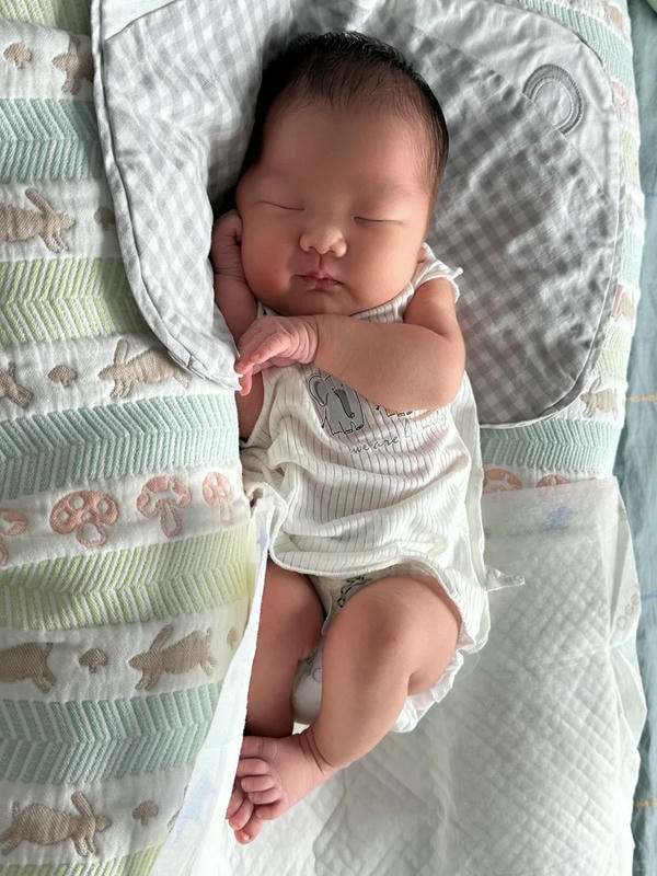 hình ảnh em bé sơ sinh dễ thương 18