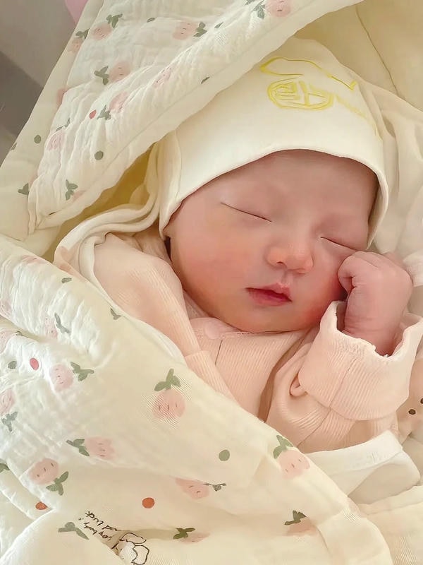 hình ảnh em bé sơ sinh dễ thương 23