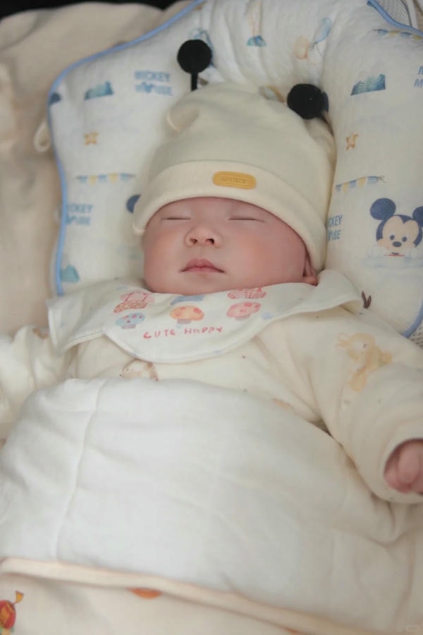 hình ảnh em bé sơ sinh dễ thương 24