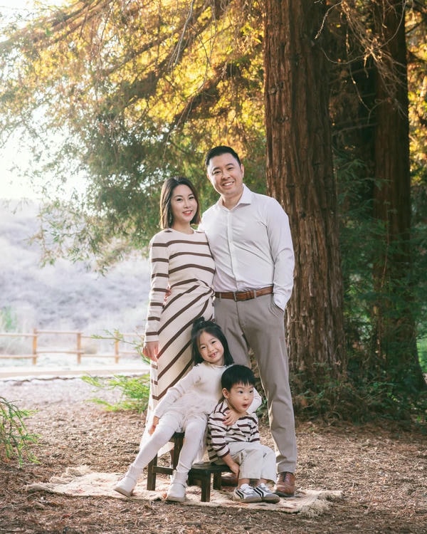 hình ảnh gia đình 4 người hạnh phúc