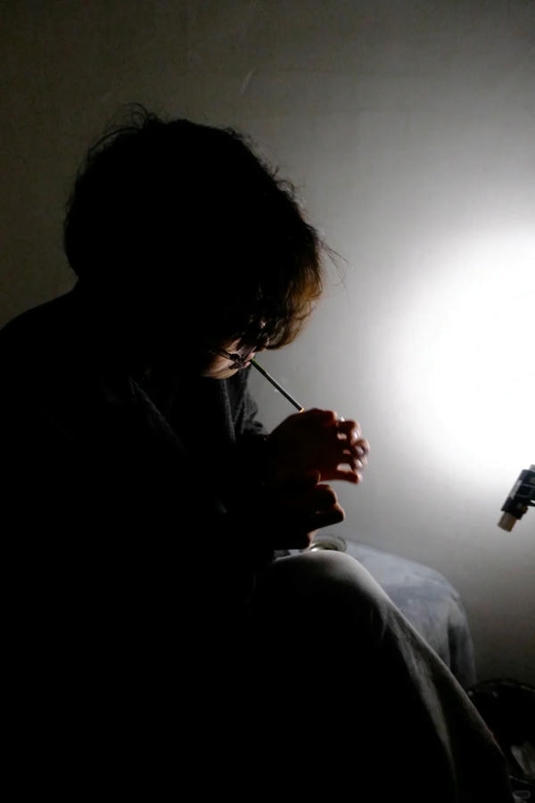 hình ảnh hút thuốc buồn